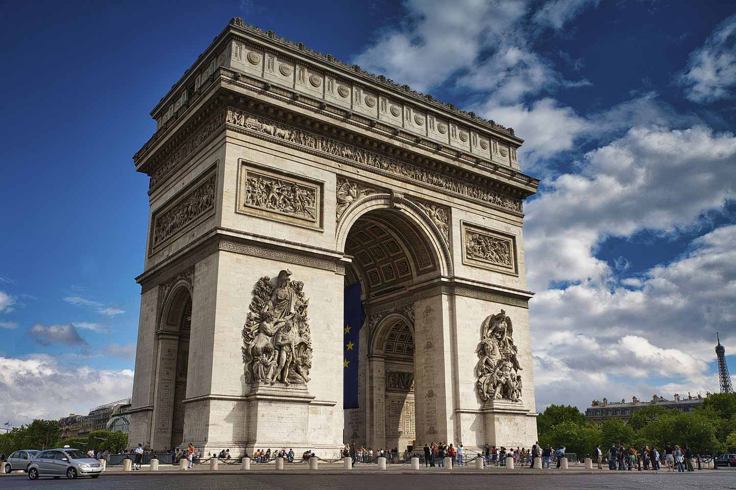 group of americans on tour at the arc de triomphe in paris