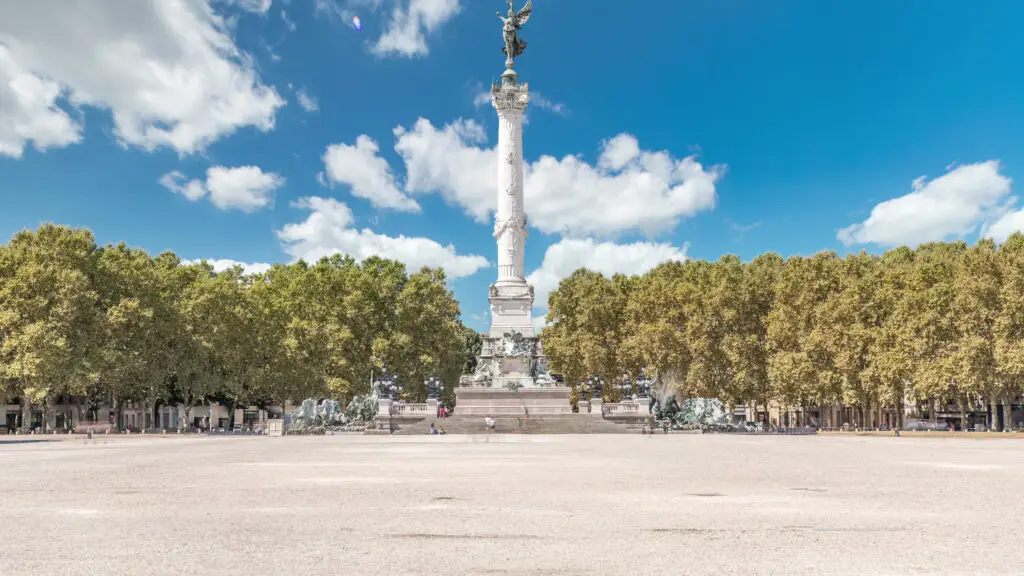 Timelapse view of Monument Aux Girondins at Esplanade Des Quinconces under a clear blue sky in Bordeaux, France.